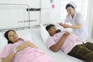 Cứu sống ca song thai xoắn dây rốn hiếm gặp 