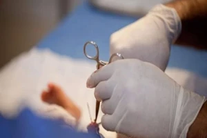 Đi phòng khám quốc tế về, 'của quý' sưng như cà tím