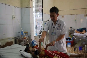  Bé gái 13 tuổi trượt chân ngã chấn thương vùng kín