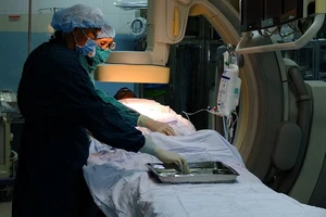 Va chạm với xe tải, suýt mất chân do tắc động mạch