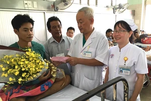 Sức khỏe của ngư dân tàu Bình Định bị tàu lạ bắn 