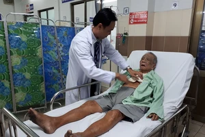 Cụ ông sống lại sau khi ngưng tim, ngưng thở 