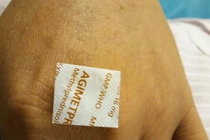 Nuốt vỏ viên thuốc sắc cạnh vào bụng 10 ngày không sao