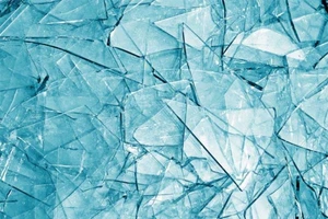 Ngã vào cửa kính, bé 11 tuổi phải khâu mặt gần 5m chỉ 