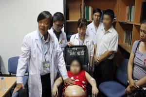 Tưởng con béo phì ai ngờ mắc bệnh cực hiếm