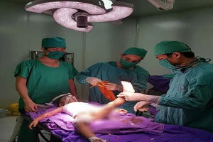 Bé 2 tuổi bị bỏng nước sôi tróc da toàn thân