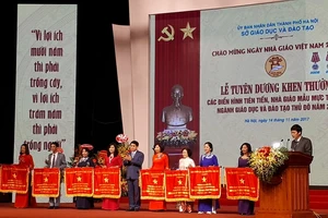  Ông Nguyễn Đức Chung tuyên dương nhà giáo điển hình HN