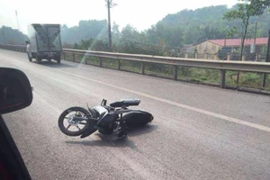 Xe máy chạy vào cao tốc, tông 2 CSGT nhập viện