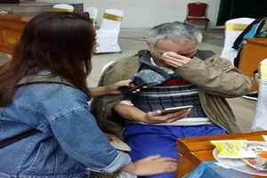 Cụ ông 60 tuổi lần đầu đi hiến máu