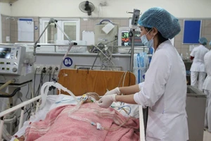 Bé bị tiêm nhầm thuốc đã chết não, gia đình mời luật sư