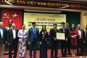 Bộ Y tế tiếp nhận bức thư quý của Bác Hồ sau 63 năm