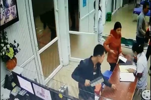 Xách dao phay vào BV đòi 'giải quyết' bác sĩ 