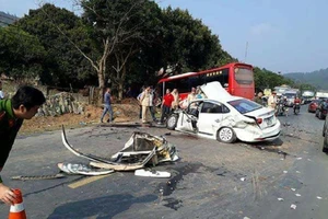 Tai nạn kinh hoàng ở quốc lộ, 2 cha con cấp cứu