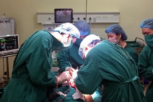 Việt Nam lần đầu ghép xương tay cho người ung thư