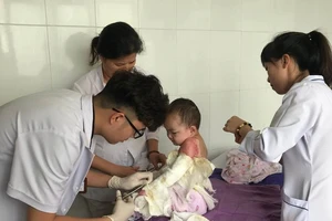 Bé 4 tuổi té vào nồi nước sôi do mẹ bất cẩn