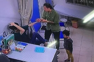 Khởi tố người nhà bệnh nhi tấn công bác sĩ BV Xanh Pôn