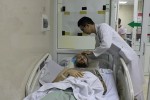 GV nước ngoài nhập viện với nhiều vết bầm, hôn mê ở lề đường