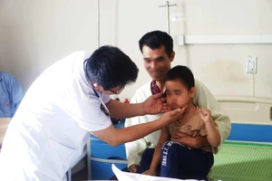 Sau trận ho, sốt, bé 5 tuổi mọc lông đầy người