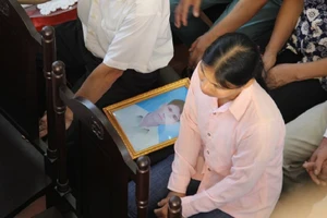 Người thân nạn nhân cầm di ảnh tới phiên tòa xử bác sĩ Lương