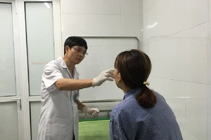 Mũi hoại tử, hình thành nhiều ổ mũ sau 5 ngày đi nâng mũi 