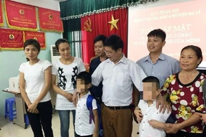 Hai gia đình ở Ba Vì trao trả con sau 6 năm trao nhầm