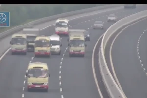 3 xe khách dàn hàng ngang trên cao tốc