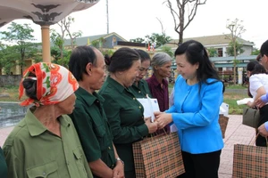 Bộ trưởng Y tế dâng hương tại khu di tích Ngã 3 Đồng Lộc