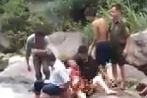 Đi chụp ảnh, 2 phụ nữ trượt chân xuống suối chết thảm