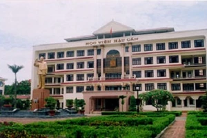 Hòa Bình tiếp tục soán ngôi thủ khoa, á khoa Học viện Hậu cần