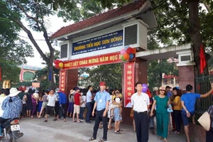 'Những người tố trường lạm thu không có hộ khẩu ở xã Sơn Đồng'