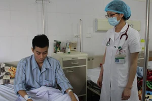 Sốc: Ký sinh trùng theo dịch phổi bệnh nhân ra ngoài