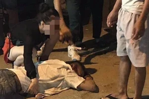 Tài xế taxi nghi bị người trên xe Mazda bắn giữa phố