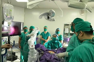 Bệnh viện tỉnh đầu tiên dùng robot phẫu thuật nội soi tử cung
