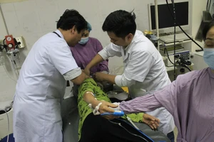 Suýt chết tức tưởi vì ngậm đá nano trị bách bệnh