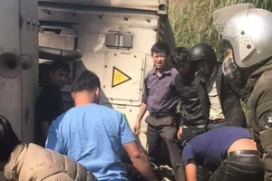 Lạng Sơn: Xe container lật, đè 3 phượt thủ