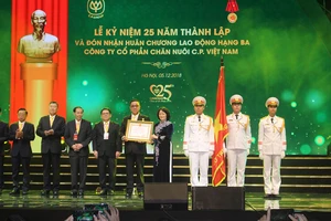 C.P. Việt Nam đón nhận huân chương Lao động hạng III