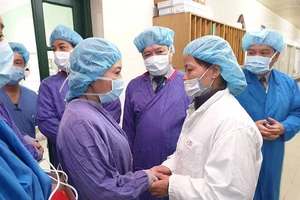 Bộ Y tế trao kỷ niệm chương cho gia đình người hiến 7 mô, tạng