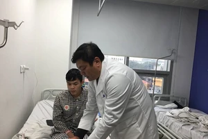 Lần đầu tiên nối mạch máu vi phẫu không cần kim chỉ