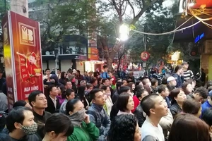 Người Hà Nội xếp hàng từ 4 giờ sáng mua vàng ngày Thần Tài