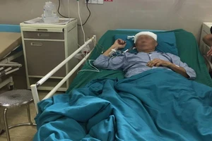 Bệnh nhân vừa được mổ não vừa nói chuyện với bác sĩ