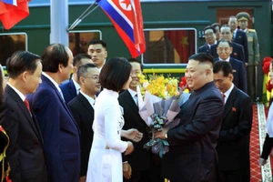 Điều đặc biệt về cô gái tặng hoa cho Chủ tịch Kim Jong-un
