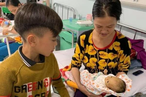 Cậu bé 13 tuổi đạp xe hơn 100km xuống Hà Nội thăm em ốm nặng