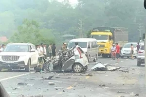 Xe con nát bét khi đối đầu xe tải, 1 người chết thảm