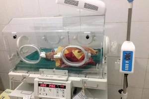 Bác sĩ dùng đèn xe chiếu sáng cứu sản phụ đẻ rơi giữa rừng 