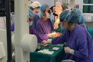 Bé 9 tuổi bị lột da dương vật do trèo cây tụt xuống quá nhanh