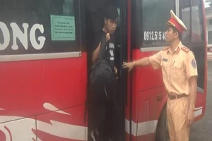 Lợi dụng ngày lễ, xe khách 29 chỗ nhồi nhét 64 người