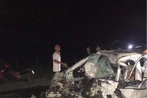 Ô tô biến dạng sau va chạm với xe tải, tài xế tử vong