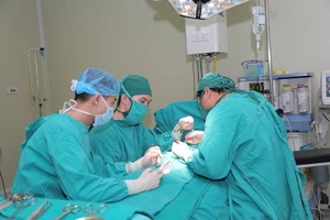 Phẫu thuật cho bé trai bị lún dương vật, tinh hoàn "chạy trốn"