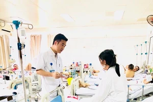 Sập giàn giáo công trường, nữ công nhân đứt gần hết cổ