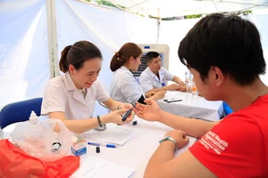 Gần 50.000 người 'Đi bộ vì sức khỏe' giữa trời nắng đỉnh điểm